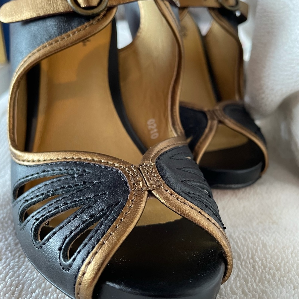 Seychelles Lauren Leather Peep-toe heel, Size 7